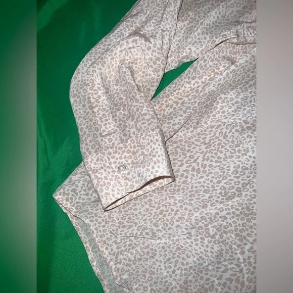 Rails Kate 100% Silk Animal Print Patterned Button-Down Shirt size Large- Flaw - Picture 4 of 12